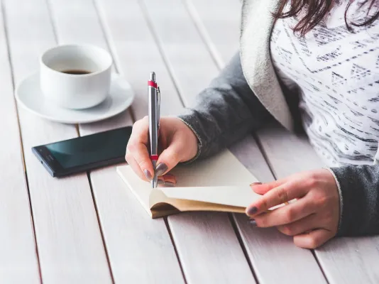 vrouw schrift koffie